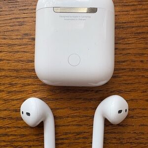 Apple White Wireless Earbuds with Charging Case